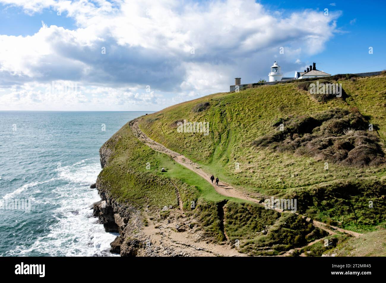 Ein Blick auf den Südwestküstenweg vom Durlston Point zum Anvil Point an der Jurassic Coast, Dorset, Großbritannien. Eine beliebte Wanderroute Stockfoto