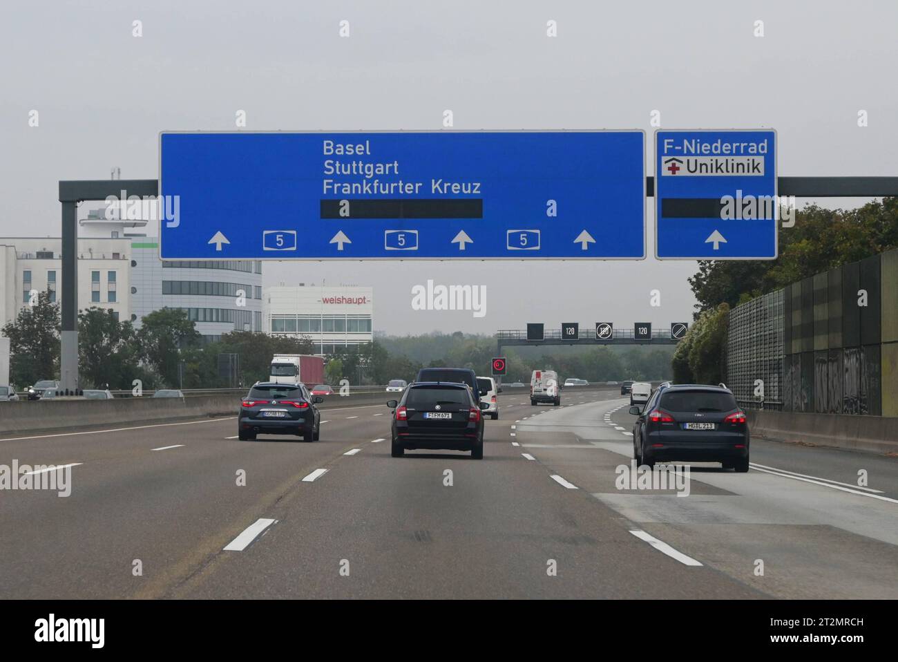 Beschilderung der Autobahn A5 bei Frankfurt, Fahrtrichtung Frankfurter Kreuz, Stuttgart, Basel *** Ausschilderung auf der Autobahn A5 bei Frankfurt, Richtung Frankfurter Kreuz, Stuttgart, Basel Credit: Imago/Alamy Live News Stockfoto