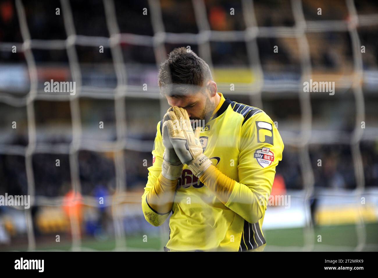 Torhüter Bartosz Bialkowski aus Notts County nimmt sich Zeit, um vor dem Start zu beten. Sky Bet Football League One - Wolverhampton Wanderers / Notts County 15/02/2014 Stockfoto