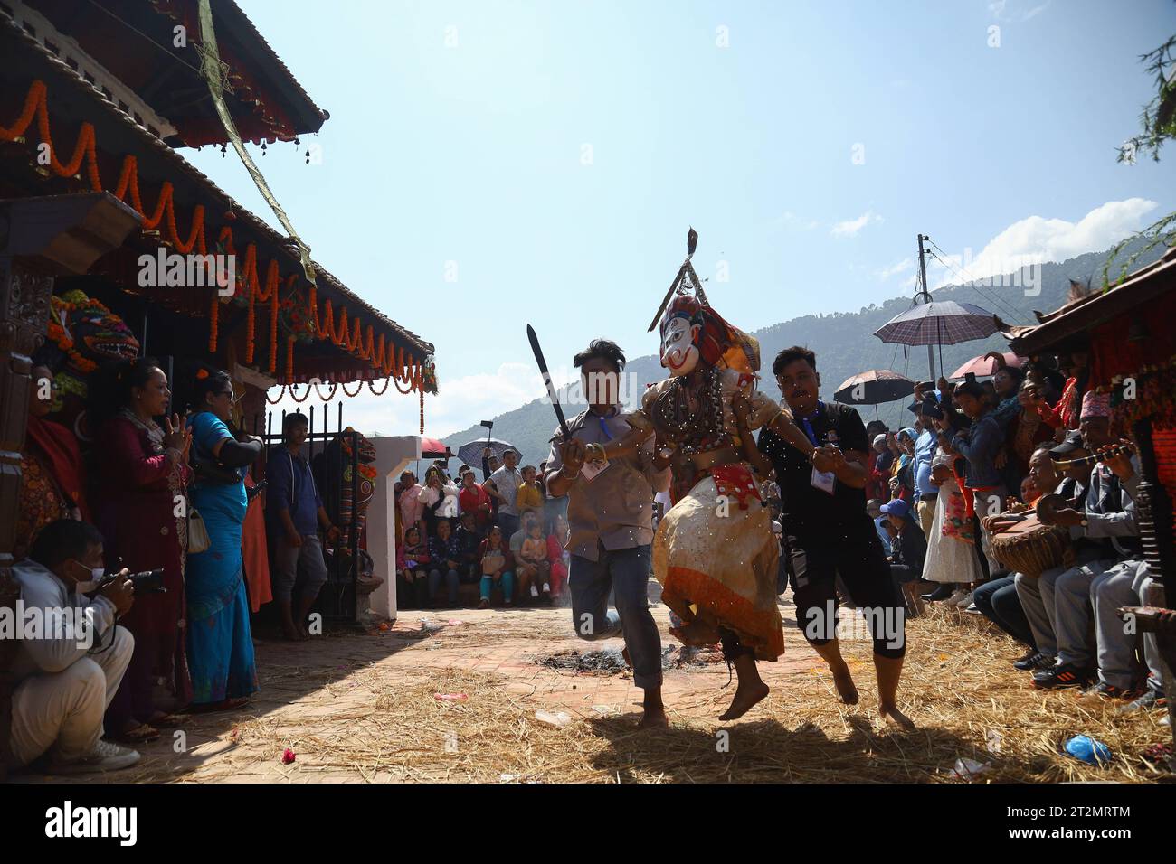 Shikali Jatra in Nepal Nepali Hindu-Anhänger, die als lebende Gottheiten verziert sind, nehmen an dem Ritual während der Prozession des Shikali Jatra Festivals in der Stadt Khokana am Rande des Lalitpur District in Nepal Teil. Lalitpur Bagmati Nepal Copyright: XSubashxShresthax Credit: Imago/Alamy Live News Stockfoto Shikali Jatra in Nepal Nepali Hindu-Anhänger, die als lebende Gottheiten verziert sind, nehmen an dem Ritual während der Prozession des Shikali Jatra Festivals in der Stadt Khokana am Rande des Lalitpur District in Nepal Teil. Lalitpur Bagmati Nepal Copyright: XSubashxShresthax Credit: Imago/Alamy Live News Stockfoto