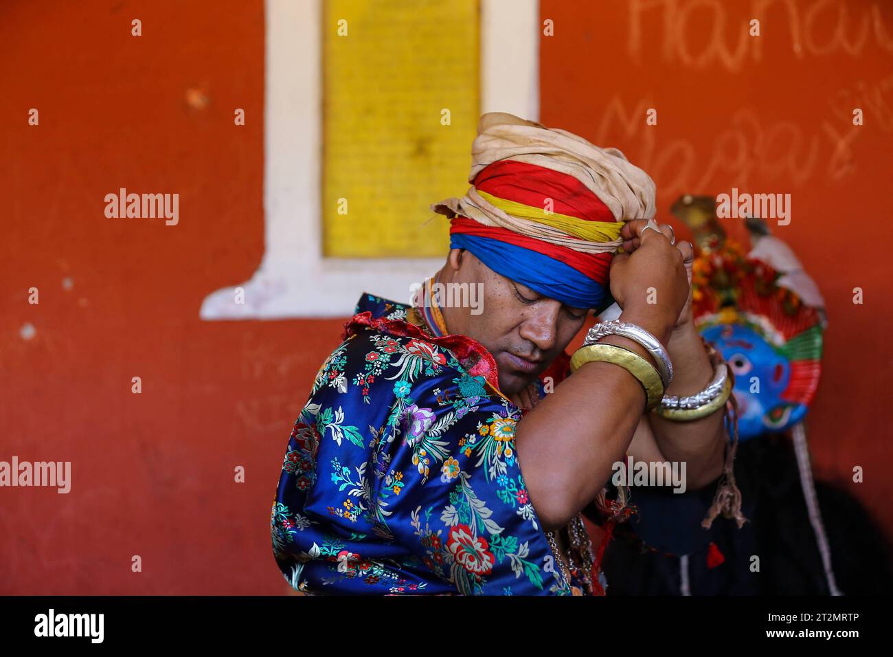 Shikali Jatra in Nepal Nepali Hindu-Anhänger, die als lebende Gottheiten verziert sind, tragen die traditionelle Kleidung, bevor sie an der Prozession des Shikali Jatra des Festivals in der Stadt Khokana am Rande des Lalitpur District in Nepal teilnehmen. Lalitpur Bagmati Nepal Copyright: XSubashxShresthax Credit: Imago/Alamy Live News Stockfoto Shikali Jatra in Nepal Nepali Hindu-Anhänger, die als lebende Gottheiten verziert sind, tragen die traditionelle Kleidung, bevor sie an der Prozession des Shikali Jatra des Festivals in der Stadt Khokana am Rande des Lalitpur District in Nepal teilnehmen. Lalitpur Bagmati Nepal Copyright: XSubashxShresthax Credit: Imago/Alamy Live News Stockfoto