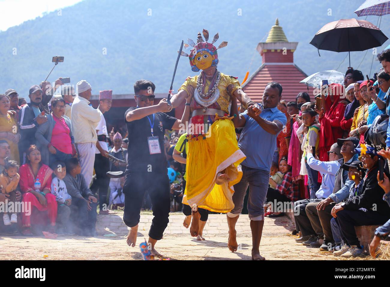 Shikali Jatra in Nepal Nepali Hindu-Anhänger, die als lebende Gottheiten verziert sind, nehmen an dem Ritual während der Prozession des Shikali Jatra Festivals in der Stadt Khokana am Rande des Lalitpur District in Nepal Teil. Lalitpur Bagmati Nepal Copyright: XSubashxShresthax Credit: Imago/Alamy Live News Stockfoto Shikali Jatra in Nepal Nepali Hindu-Anhänger, die als lebende Gottheiten verziert sind, nehmen an dem Ritual während der Prozession des Shikali Jatra Festivals in der Stadt Khokana am Rande des Lalitpur District in Nepal Teil. Lalitpur Bagmati Nepal Copyright: XSubashxShresthax Credit: Imago/Alamy Live News Stockfoto