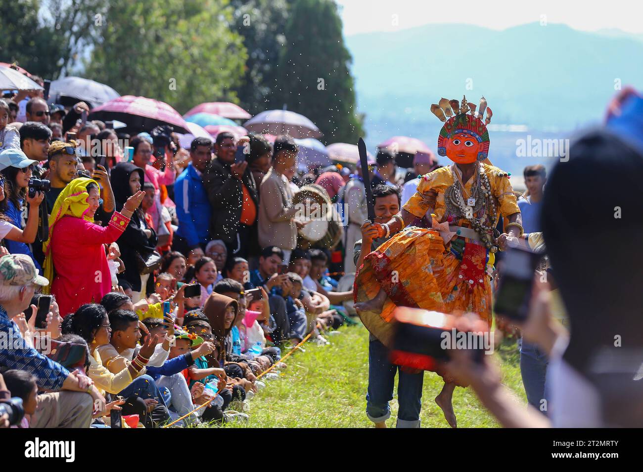 Shikali Jatra in Nepal Nepali Hindu-Anhänger, die als lebende Gottheiten verziert sind, nehmen an dem Ritual während der Prozession des Shikali Jatra Festivals in der Stadt Khokana am Rande des Lalitpur District in Nepal Teil. Lalitpur Bagmati Nepal Copyright: XSubashxShresthax Credit: Imago/Alamy Live News Stockfoto Shikali Jatra in Nepal Nepali Hindu-Anhänger, die als lebende Gottheiten verziert sind, nehmen an dem Ritual während der Prozession des Shikali Jatra Festivals in der Stadt Khokana am Rande des Lalitpur District in Nepal Teil. Lalitpur Bagmati Nepal Copyright: XSubashxShresthax Credit: Imago/Alamy Live News Stockfoto