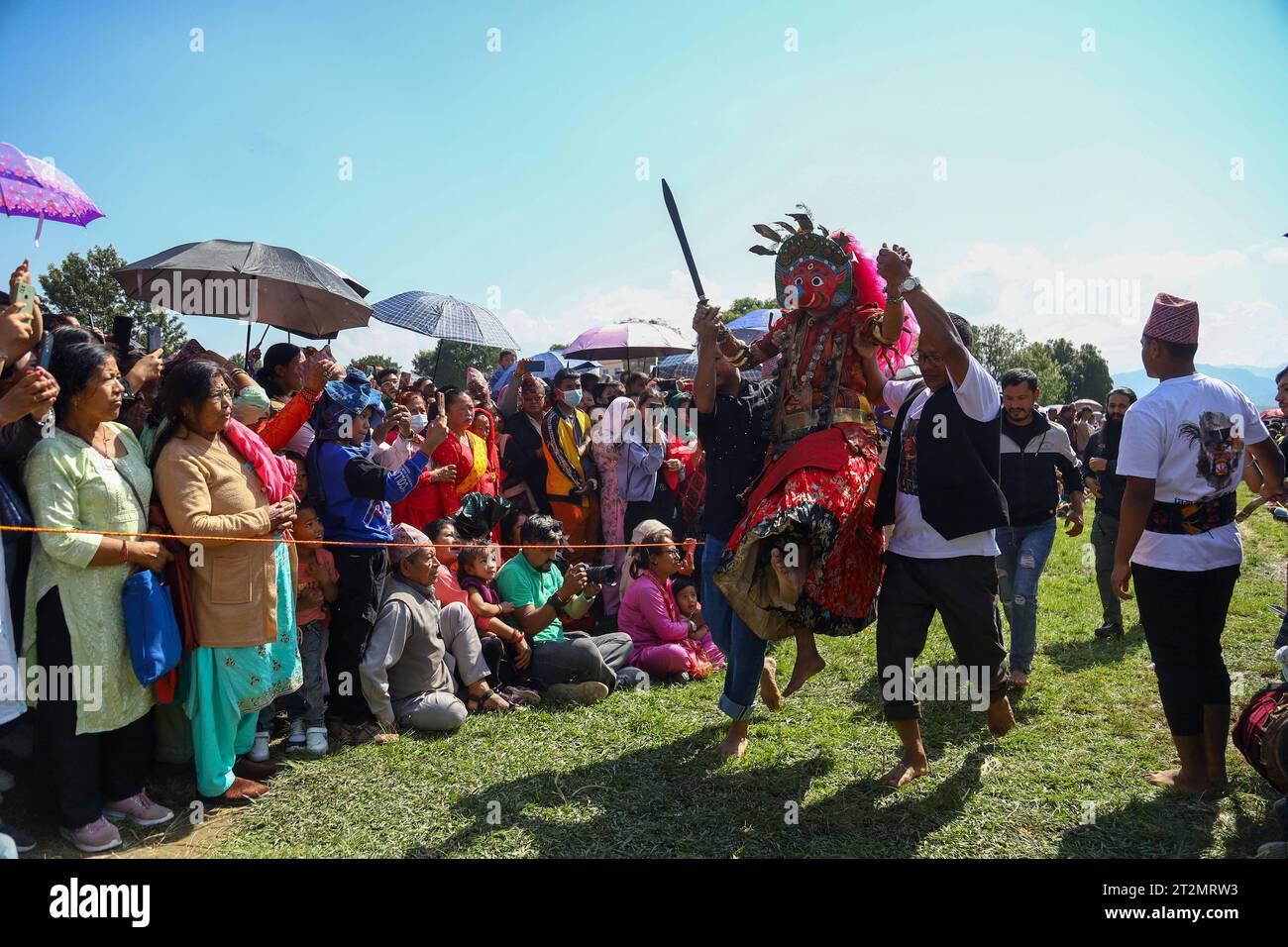 Shikali Jatra in Nepal Nepali Hindu-Anhänger, die als lebende Gottheiten verziert sind, nehmen an dem Ritual während der Prozession des Shikali Jatra Festivals in der Stadt Khokana am Rande des Lalitpur District in Nepal Teil. Lalitpur Bagmati Nepal Copyright: XSubashxShresthax Credit: Imago/Alamy Live News Stockfoto Shikali Jatra in Nepal Nepali Hindu-Anhänger, die als lebende Gottheiten verziert sind, nehmen an dem Ritual während der Prozession des Shikali Jatra Festivals in der Stadt Khokana am Rande des Lalitpur District in Nepal Teil. Lalitpur Bagmati Nepal Copyright: XSubashxShresthax Credit: Imago/Alamy Live News Stockfoto