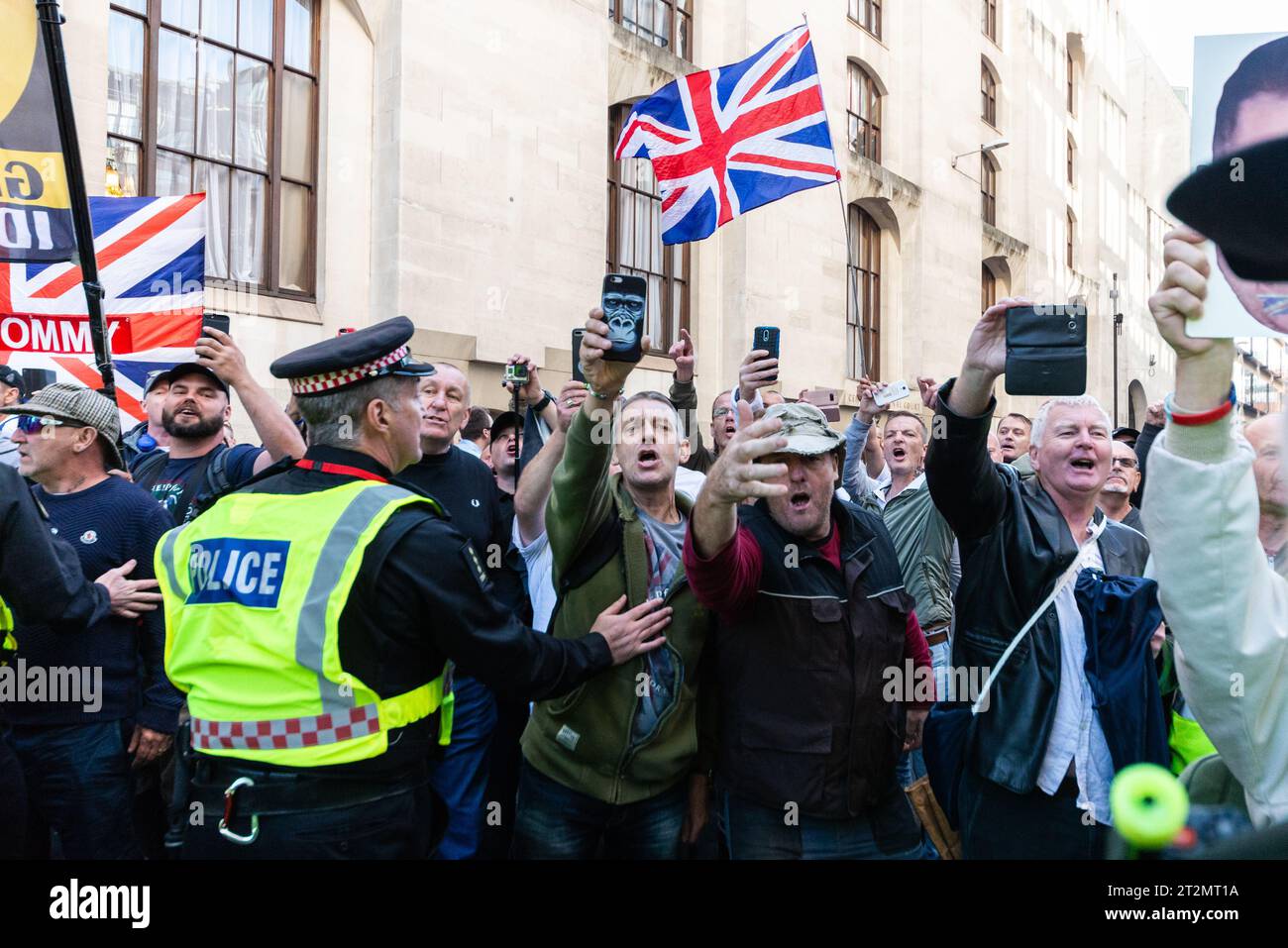 Demonstranten wie Tommy Robinson – alias Stephen Yaxley Lennon – erschienen vor dem Central Criminal Court (Old Bailey) in London, weil sie der Verachtung des Gerichts vorgeworfen wurden. Stockfoto Demonstranten wie Tommy Robinson – alias Stephen Yaxley Lennon – erschienen vor dem Central Criminal Court (Old Bailey) in London, weil sie der Verachtung des Gerichts vorgeworfen wurden. Stockfoto