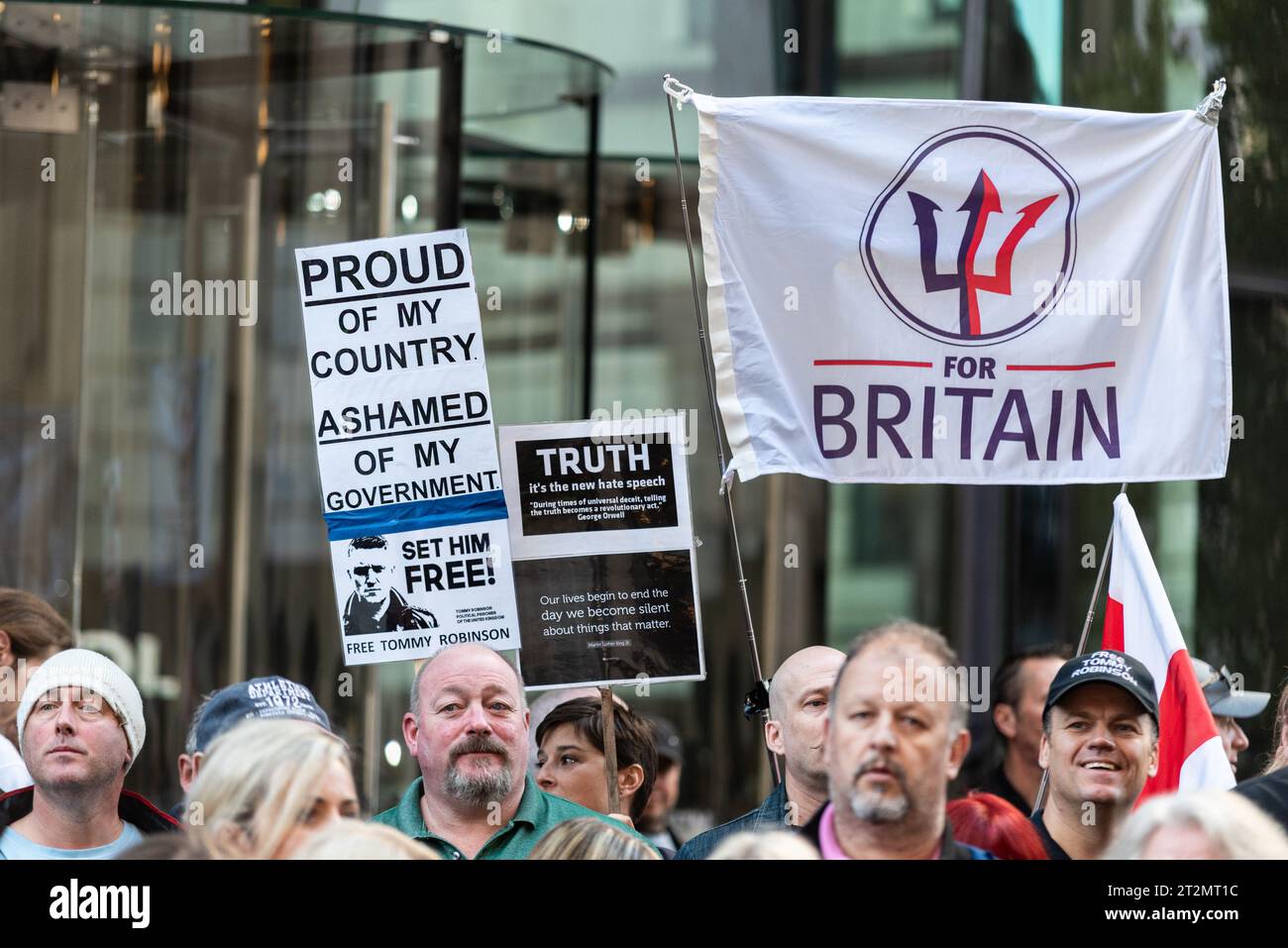 Demonstranten wie Tommy Robinson erschienen vor dem Central Criminal Court (Old Bailey) in London, der Verachtung des Gerichts vorgeworfen wurde. Für britische Bewegungsflagge Stockfoto