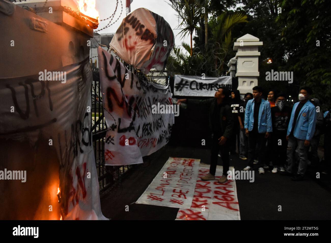 Hunderte von Studenten hielten während der neunjährigen Führung von Präsident Joko Widodo am 20. Oktober 2023 eine Demonstration vor dem Gebäude des Volksvertreterrates der Provinz West Java in Bandung, West Java, Indonesien ab. Sie waren enttäuscht über die Entscheidung des Verfassungsgerichts (MK) über die Altersgrenze für Präsidentschafts- und Vizepräsidentschaftskandidaten, die vor einiger Zeit beschlossen wurde. Abgesehen davon waren die Studenten der Ansicht, dass die Entscheidung des Verfassungsgerichts formell und materiell fehlerhaft sei. (Foto: Dimas Rachmatsyah/INA Photo Agency/SIPA USA) Stockfoto