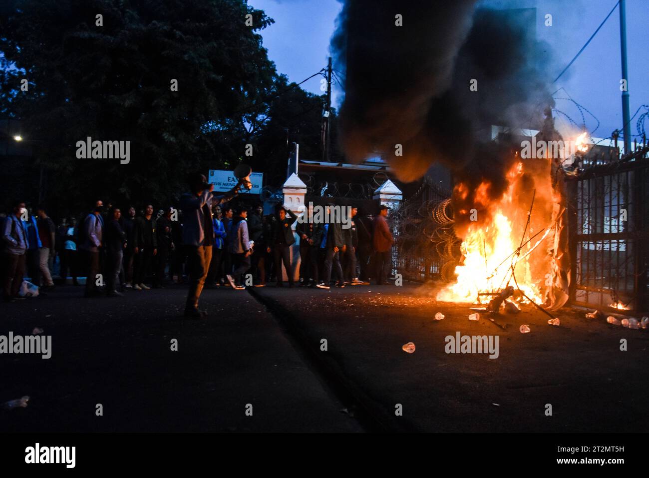 Hunderte von Studenten hielten während der neunjährigen Führung von Präsident Joko Widodo am 20. Oktober 2023 eine Demonstration vor dem Gebäude des Volksvertreterrates der Provinz West Java in Bandung, West Java, Indonesien ab. Sie waren enttäuscht über die Entscheidung des Verfassungsgerichts (MK) über die Altersgrenze für Präsidentschafts- und Vizepräsidentschaftskandidaten, die vor einiger Zeit beschlossen wurde. Abgesehen davon waren die Studenten der Ansicht, dass die Entscheidung des Verfassungsgerichts formell und materiell fehlerhaft sei. (Foto: Dimas Rachmatsyah/INA Photo Agency/SIPA USA) Stockfoto