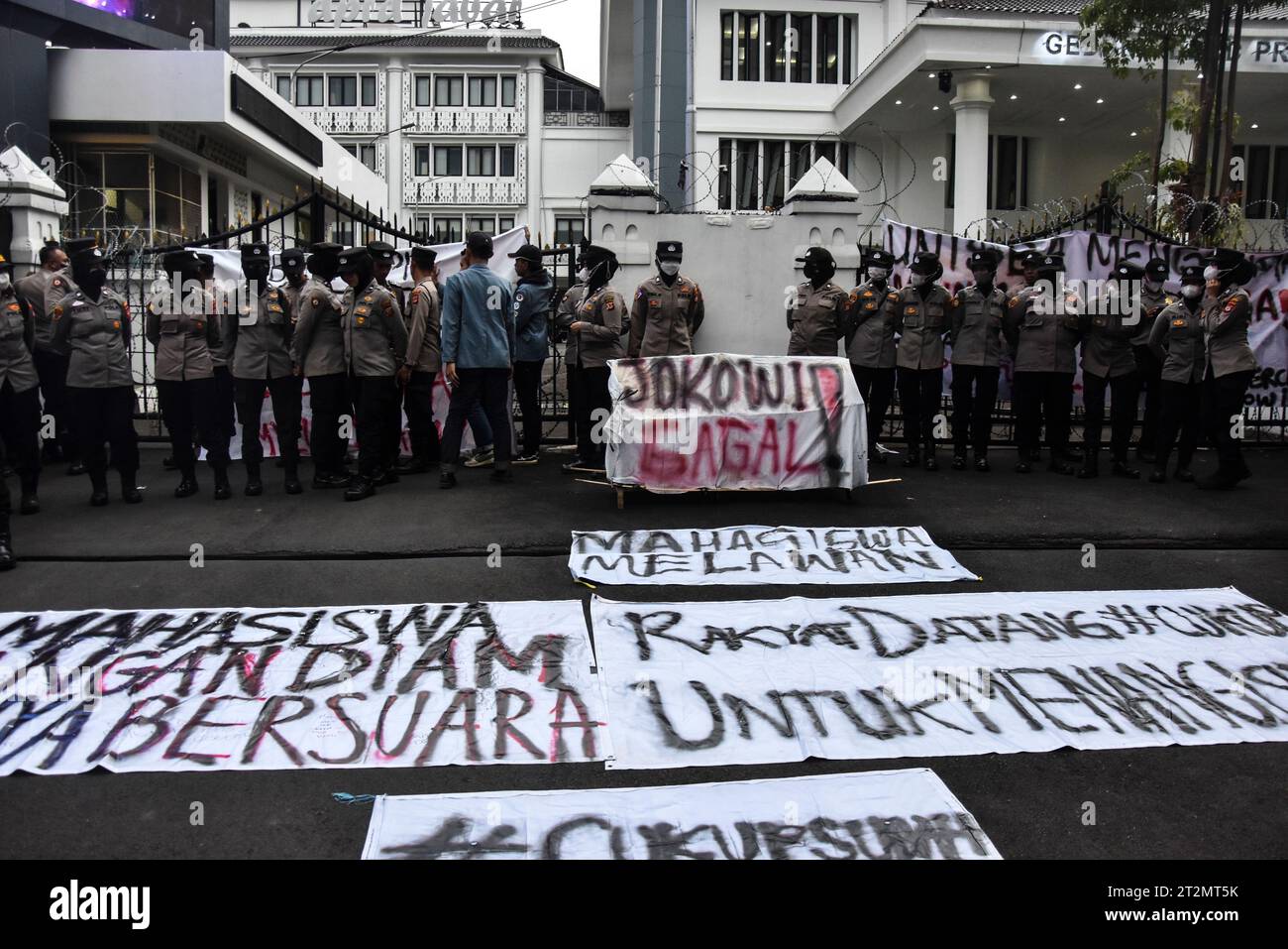 Hunderte von Studenten hielten während der neunjährigen Führung von Präsident Joko Widodo am 20. Oktober 2023 eine Demonstration vor dem Gebäude des Volksvertreterrates der Provinz West Java in Bandung, West Java, Indonesien ab. Sie waren enttäuscht über die Entscheidung des Verfassungsgerichts (MK) über die Altersgrenze für Präsidentschafts- und Vizepräsidentschaftskandidaten, die vor einiger Zeit beschlossen wurde. Abgesehen davon waren die Studenten der Ansicht, dass die Entscheidung des Verfassungsgerichts formell und materiell fehlerhaft sei. (Foto: Dimas Rachmatsyah/INA Photo Agency/SIPA USA) Stockfoto