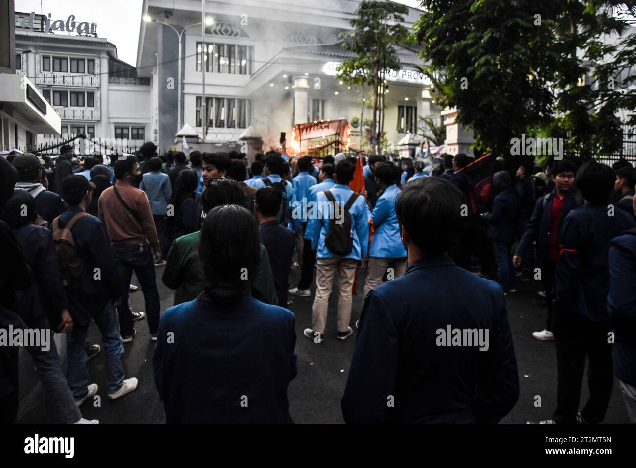 Hunderte von Studenten hielten während der neunjährigen Führung von Präsident Joko Widodo am 20. Oktober 2023 eine Demonstration vor dem Gebäude des Volksvertreterrates der Provinz West Java in Bandung, West Java, Indonesien ab. Sie waren enttäuscht über die Entscheidung des Verfassungsgerichts (MK) über die Altersgrenze für Präsidentschafts- und Vizepräsidentschaftskandidaten, die vor einiger Zeit beschlossen wurde. Abgesehen davon waren die Studenten der Ansicht, dass die Entscheidung des Verfassungsgerichts formell und materiell fehlerhaft sei. (Foto: Dimas Rachmatsyah/INA Photo Agency/SIPA USA) Stockfoto
