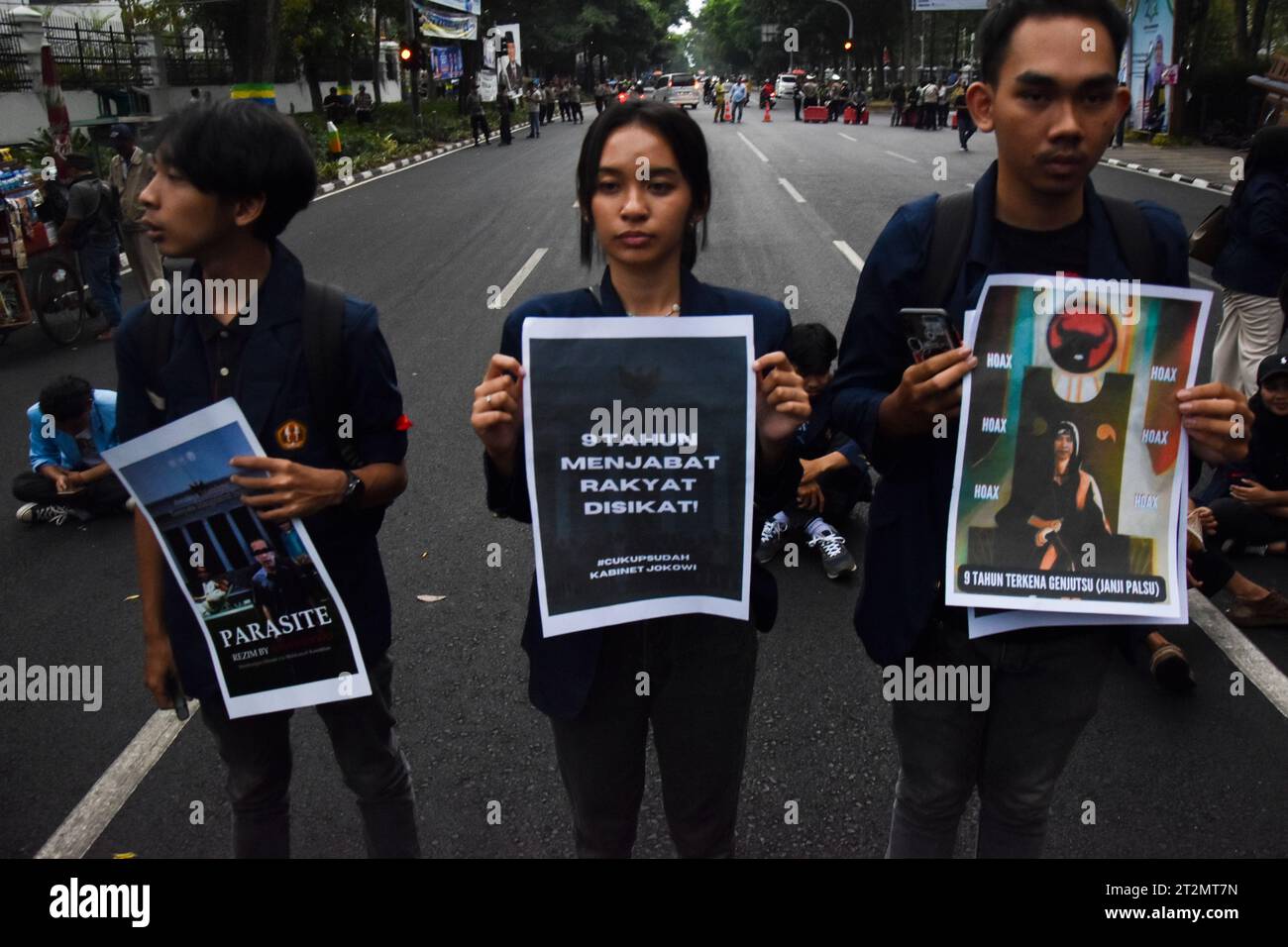 Hunderte von Studenten hielten während der neunjährigen Führung von Präsident Joko Widodo am 20. Oktober 2023 eine Demonstration vor dem Gebäude des Volksvertreterrates der Provinz West Java in Bandung, West Java, Indonesien ab. Sie waren enttäuscht über die Entscheidung des Verfassungsgerichts (MK) über die Altersgrenze für Präsidentschafts- und Vizepräsidentschaftskandidaten, die vor einiger Zeit beschlossen wurde. Abgesehen davon waren die Studenten der Ansicht, dass die Entscheidung des Verfassungsgerichts formell und materiell fehlerhaft sei. (Foto: Dimas Rachmatsyah/INA Photo Agency/SIPA USA) Stockfoto
