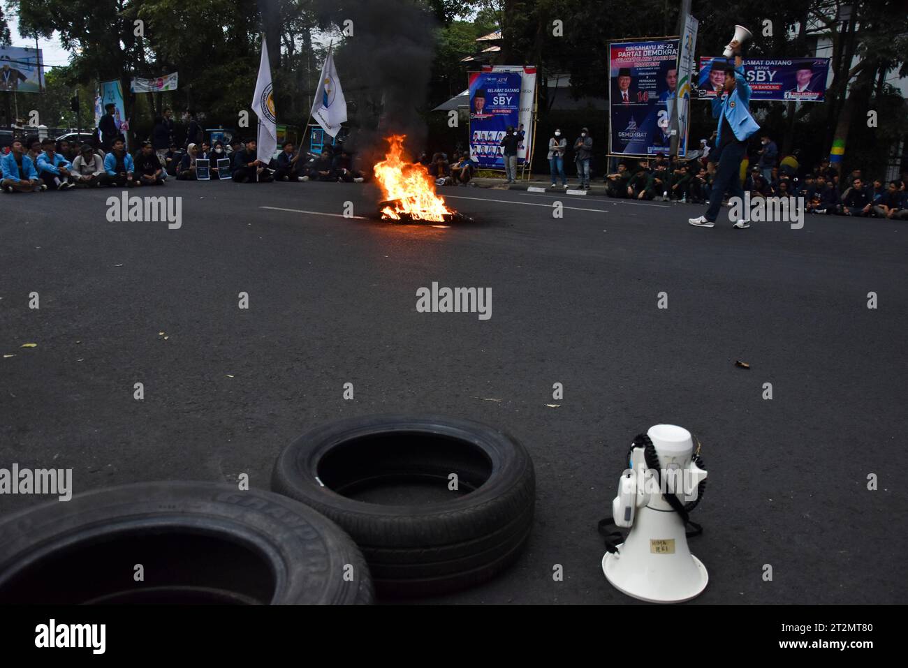 Hunderte von Studenten hielten während der neunjährigen Führung von Präsident Joko Widodo am 20. Oktober 2023 eine Demonstration vor dem Gebäude des Volksvertreterrates der Provinz West Java in Bandung, West Java, Indonesien ab. Sie waren enttäuscht über die Entscheidung des Verfassungsgerichts (MK) über die Altersgrenze für Präsidentschafts- und Vizepräsidentschaftskandidaten, die vor einiger Zeit beschlossen wurde. Abgesehen davon waren die Studenten der Ansicht, dass die Entscheidung des Verfassungsgerichts formell und materiell fehlerhaft sei. (Foto: Dimas Rachmatsyah/INA Photo Agency/SIPA USA) Stockfoto