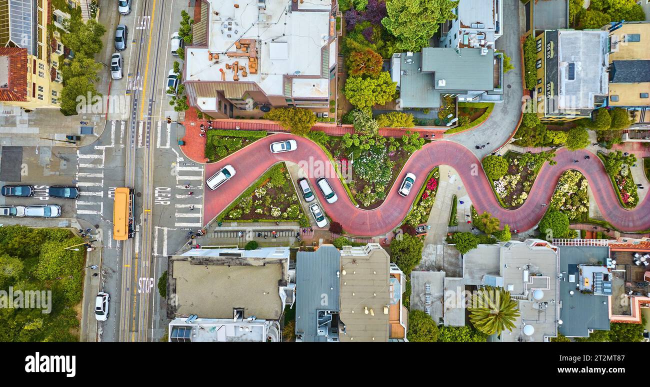 Direkt nach unten mit Blick auf die Lombard Street auf den Hügel mit Autos, die die rote Backsteinstraßenantenne hinunterfahren Stockfoto