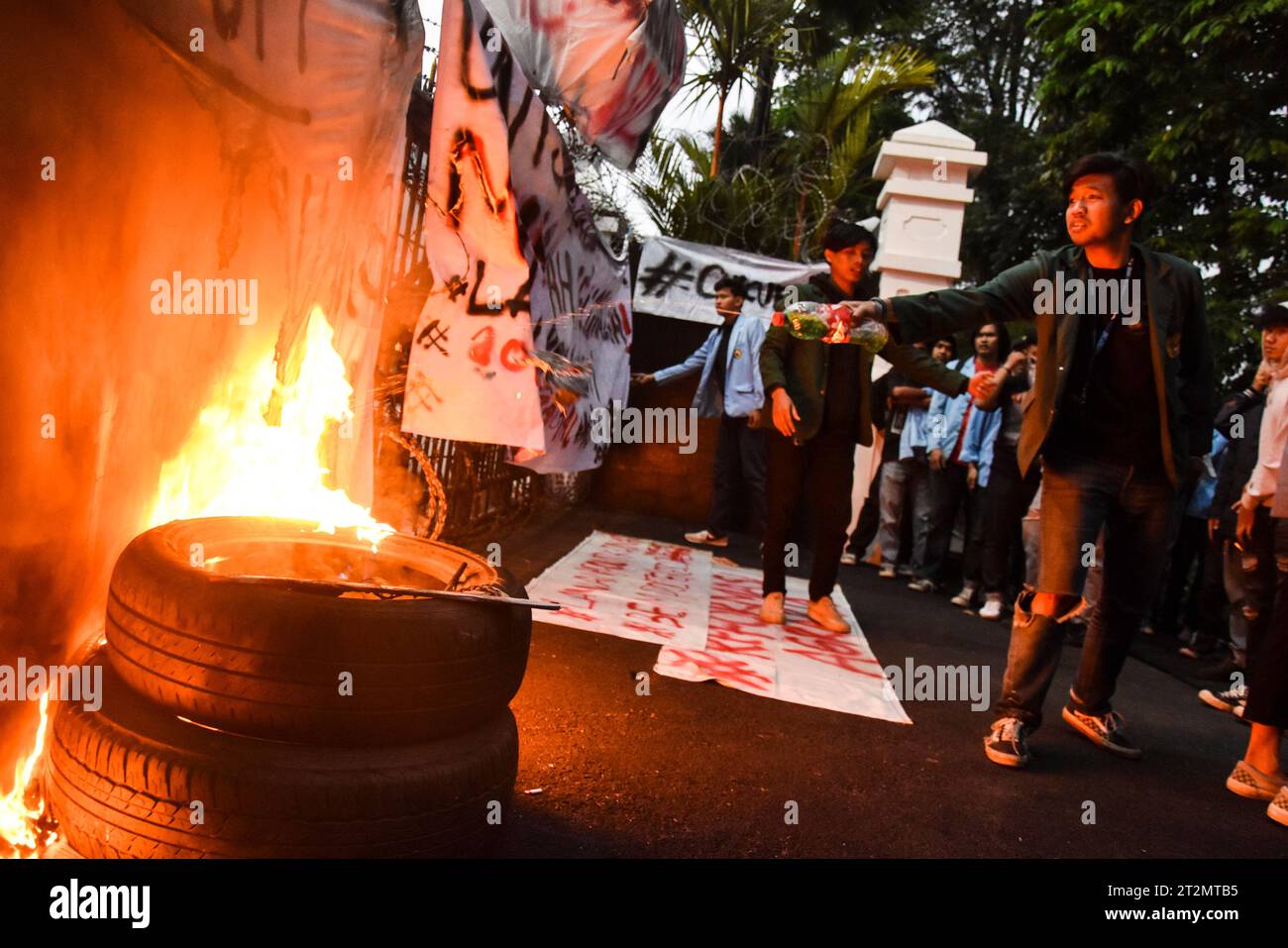 Hunderte von Studenten hielten während der neunjährigen Führung von Präsident Joko Widodo am 20. Oktober 2023 eine Demonstration vor dem Gebäude des Volksvertreterrates der Provinz West Java in Bandung, West Java, Indonesien ab. Sie waren enttäuscht über die Entscheidung des Verfassungsgerichts (MK) über die Altersgrenze für Präsidentschafts- und Vizepräsidentschaftskandidaten, die vor einiger Zeit beschlossen wurde. Abgesehen davon waren die Studenten der Ansicht, dass die Entscheidung des Verfassungsgerichts formell und materiell fehlerhaft sei. (Foto: Dimas Rachmatsyah/INA Photo Agency/SIPA USA) Stockfoto