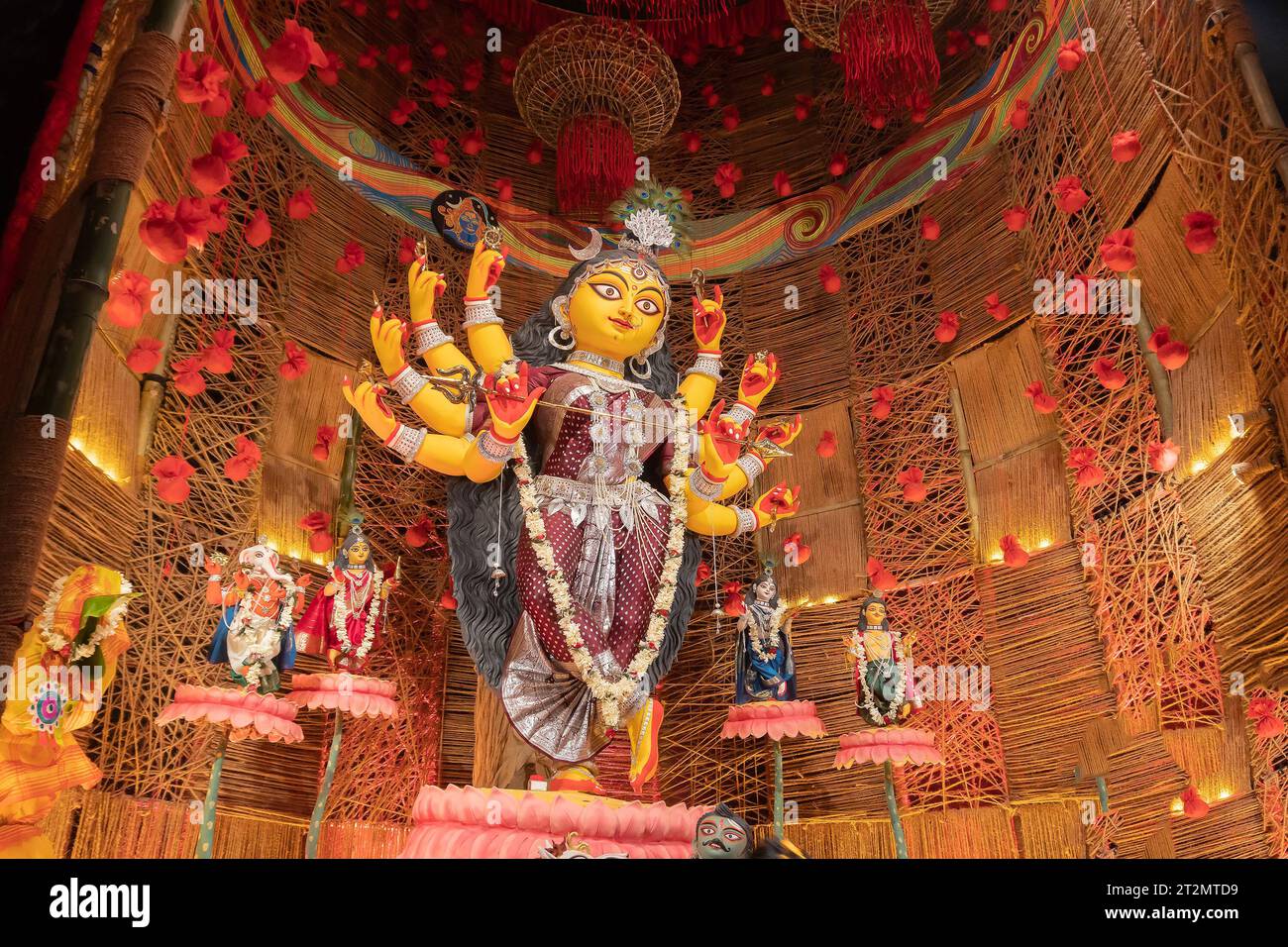 Howrah, Westbengalen, Indien - 3. Oktober 2022 : wunderschön dekoriertes Durga-Idol wird im Puja-Pandal verehrt. Durga Puja, Hindu-Festival. Stockfoto