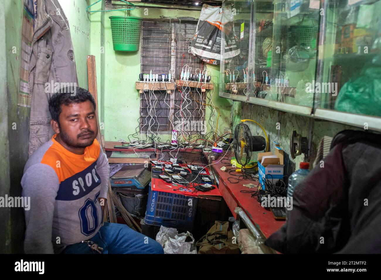 Eine temporäre mobile Ladestation wurde neben dem Gelände von Bishwa Ijtema eingerichtet – der zweitgrößten muslimischen Gemeinde der Welt nach den Hajj Stockfoto