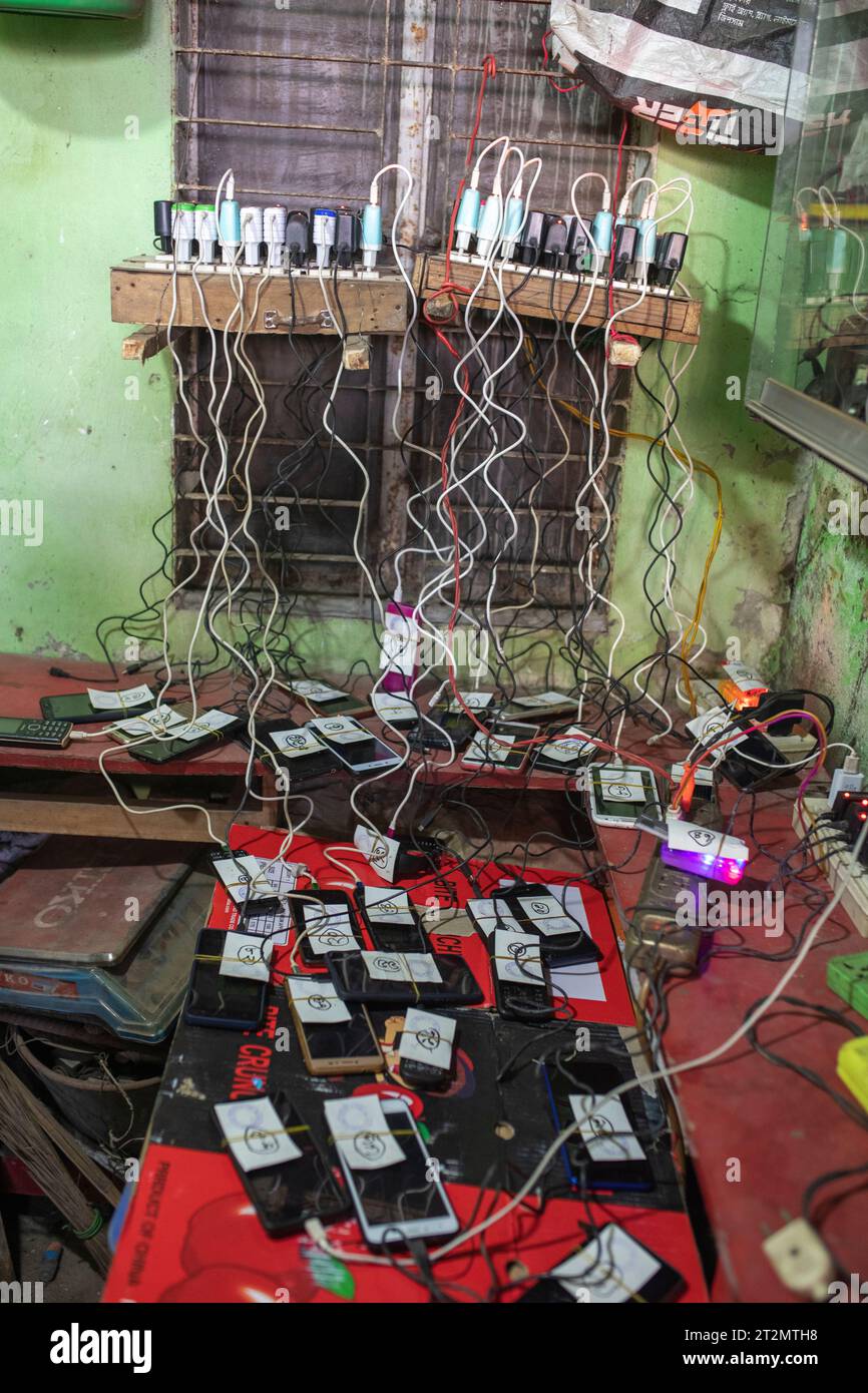 Eine temporäre mobile Ladestation wurde neben dem Gelände von Bishwa Ijtema eingerichtet – der zweitgrößten muslimischen Gemeinde der Welt nach den Hajj Stockfoto