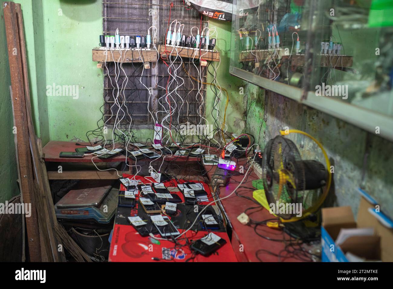 Eine temporäre mobile Ladestation wurde neben dem Gelände von Bishwa Ijtema eingerichtet – der zweitgrößten muslimischen Gemeinde der Welt nach den Hajj Stockfoto