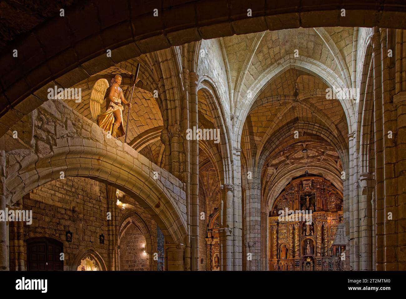 SAN VICENTE, SPANIEN, 29. September 2023 : Santa María Church de los Angeles ist im gotischen Stil von Santander gehalten. Es hat drei Schiffe mit hohen Ogivgewölben. Stockfoto