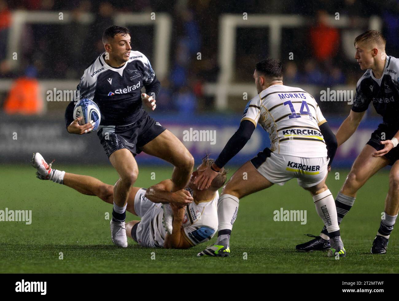 Adam Radwan von Newcastle Falcons will den Ball abladen, als er während des Gallagher Premiership Matches in Kingston Park in Newcastle angegriffen wird. Bilddatum: Freitag, 20. Oktober 2023. Stockfoto