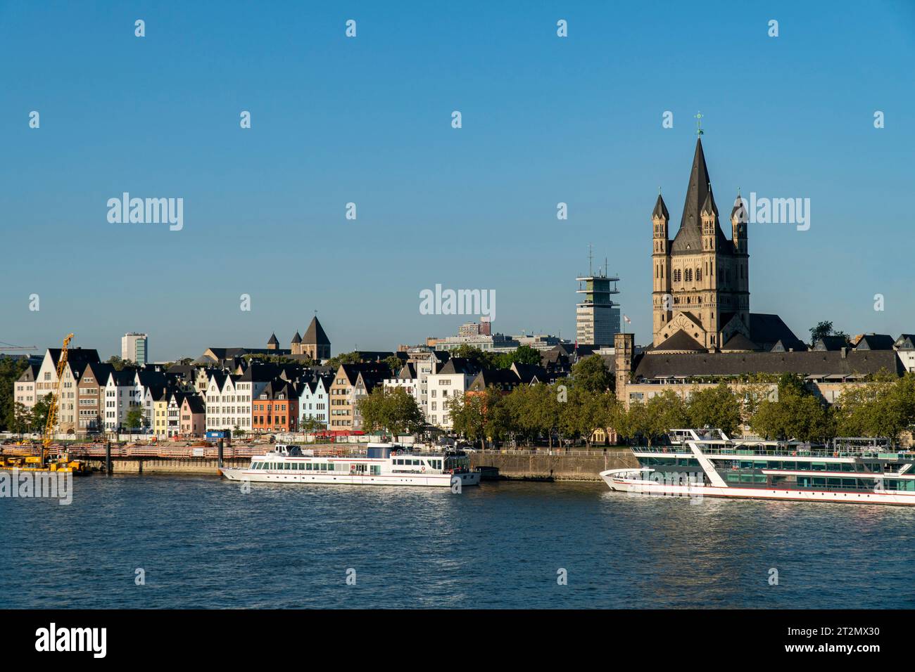 Kölner Altstadt und St. Martin-Kirche. Zentraler Teil der Kölner Altstadt. Wunderschöne Häuser mit dekorativem Design, im Fachwerkstil Stockfoto