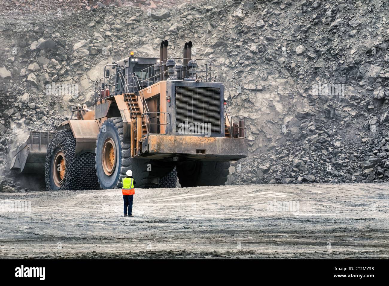 Diamantminenarbeiter neben Riesenradlader, der Kimberlit beladen Stockfoto