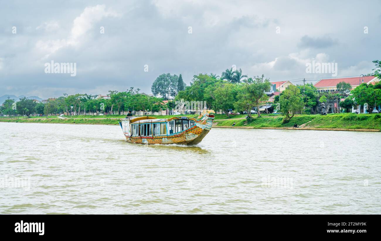 Hue, Vietnam, 17. November 2022: Ein traditionelles Drachenboot fährt auf dem Perfume River in Hue, Zentralvietnam Stockfoto