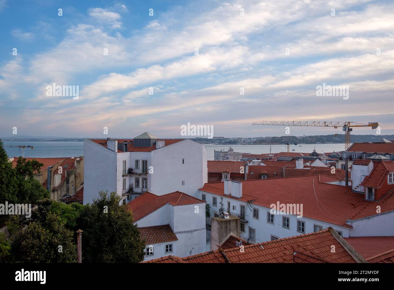 Blick auf die Altstadt von Alfama von einer Dachterrasse in Lissabon, Portugal im Oktober 2023. Stockfoto