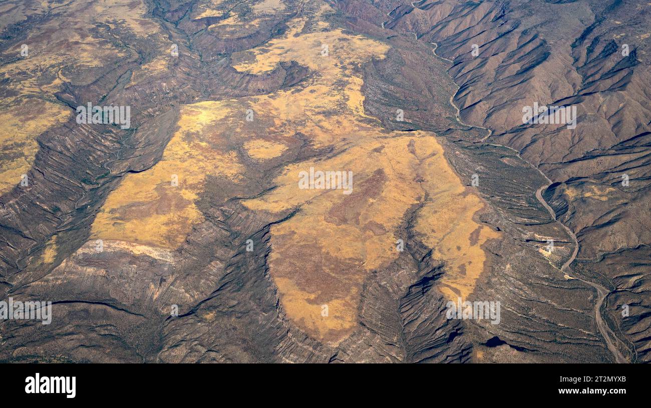 Arizona, USA. Oktober 2023. Bei Flügen mit kommerziellen Fluggesellschaften zwischen Phoenix, Arizona und Salt Lake City, Utah, haben Passagiere am Fenster einen Blick auf die spektakulären Geologien des amerikanischen Westens. (Foto: © Brian Cahn/ZUMA Press Wire) NUR REDAKTIONELLE VERWENDUNG! Nicht für kommerzielle ZWECKE! Stockfoto