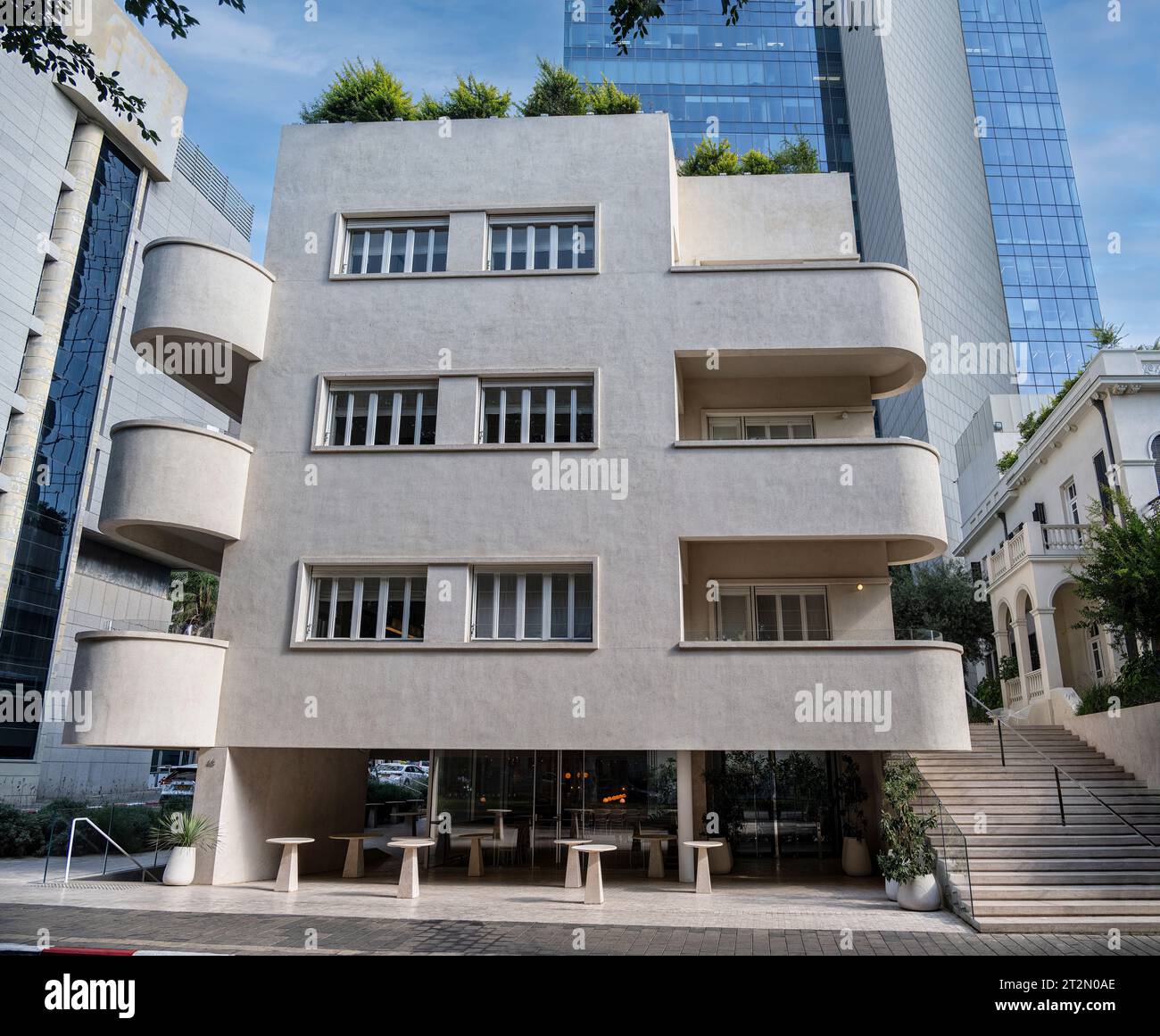 Tel Aviv, Israel - 17. August 2023: Bauhausarchitektur. Die Bezeichnung „Weiße Stadt“ bezieht sich auf mehr als 4.000 Gebäude, die in den 1930er Jahren von Emigranten deutsch-jüdischen A erbaut wurden Stockfoto