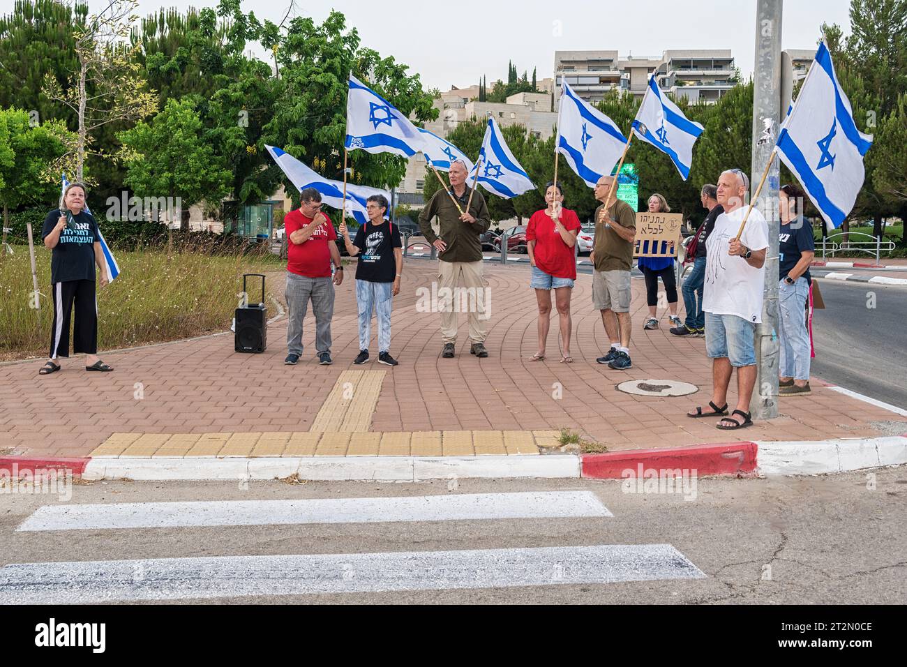 Tel Aviv, Israel - 17. August 2023: Besorgte Israelis, die Flaggen halten, demonstrieren gegen die Politik von Bibi, Benjamin Netanjahu in Tel Aviv, Israel. Stockfoto