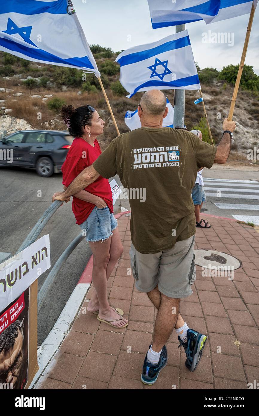 Tel Aviv, Israel - 17. August 2023: Besorgte Israelis, die Flaggen halten, demonstrieren gegen die Politik von Bibi, Benjamin Netanjahu in Tel Aviv, Israel. Stockfoto