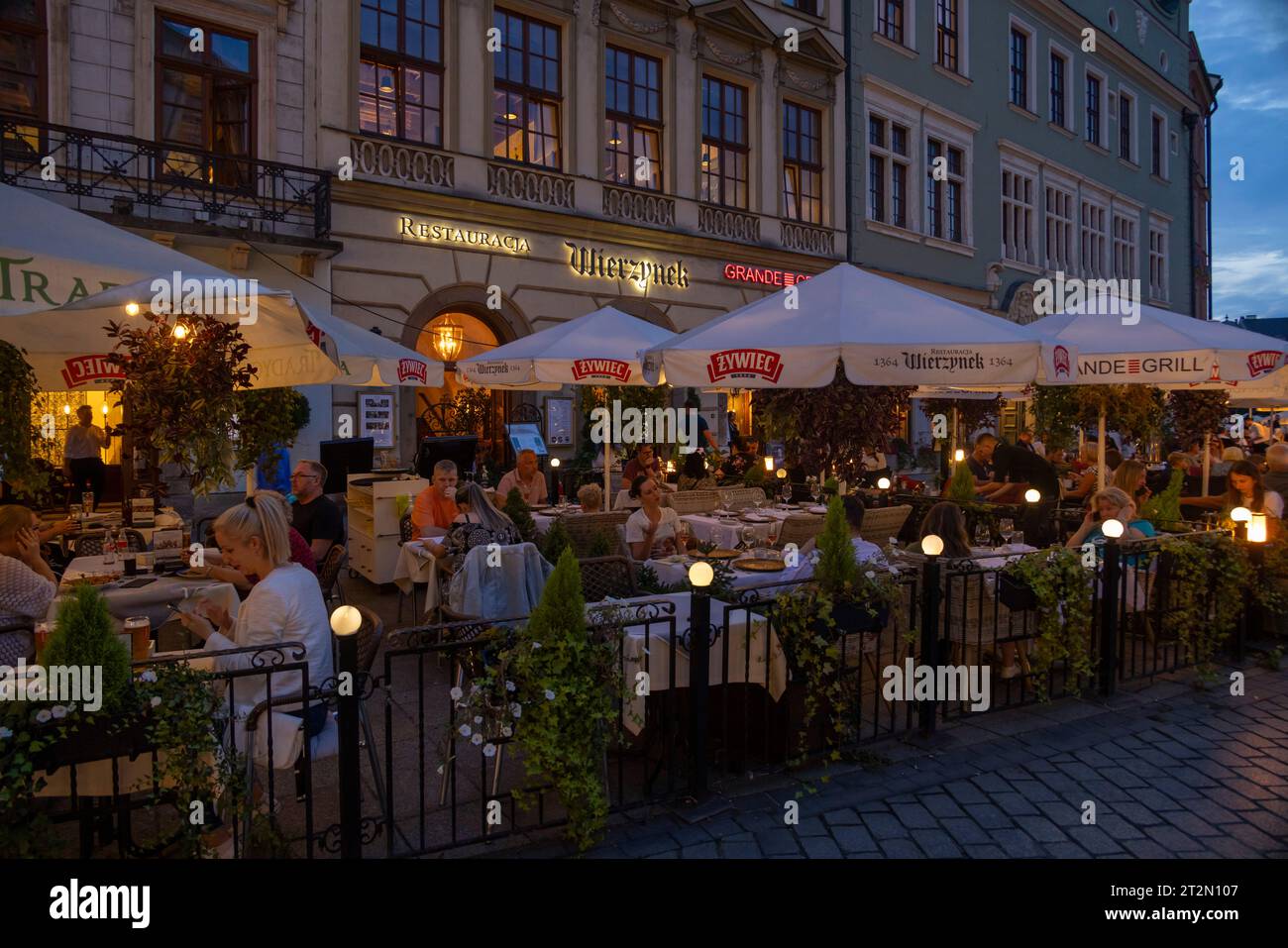 Restaurant neben dem Hauptmarkt in der Abenddämmerung in Kraków, Polen Stockfoto