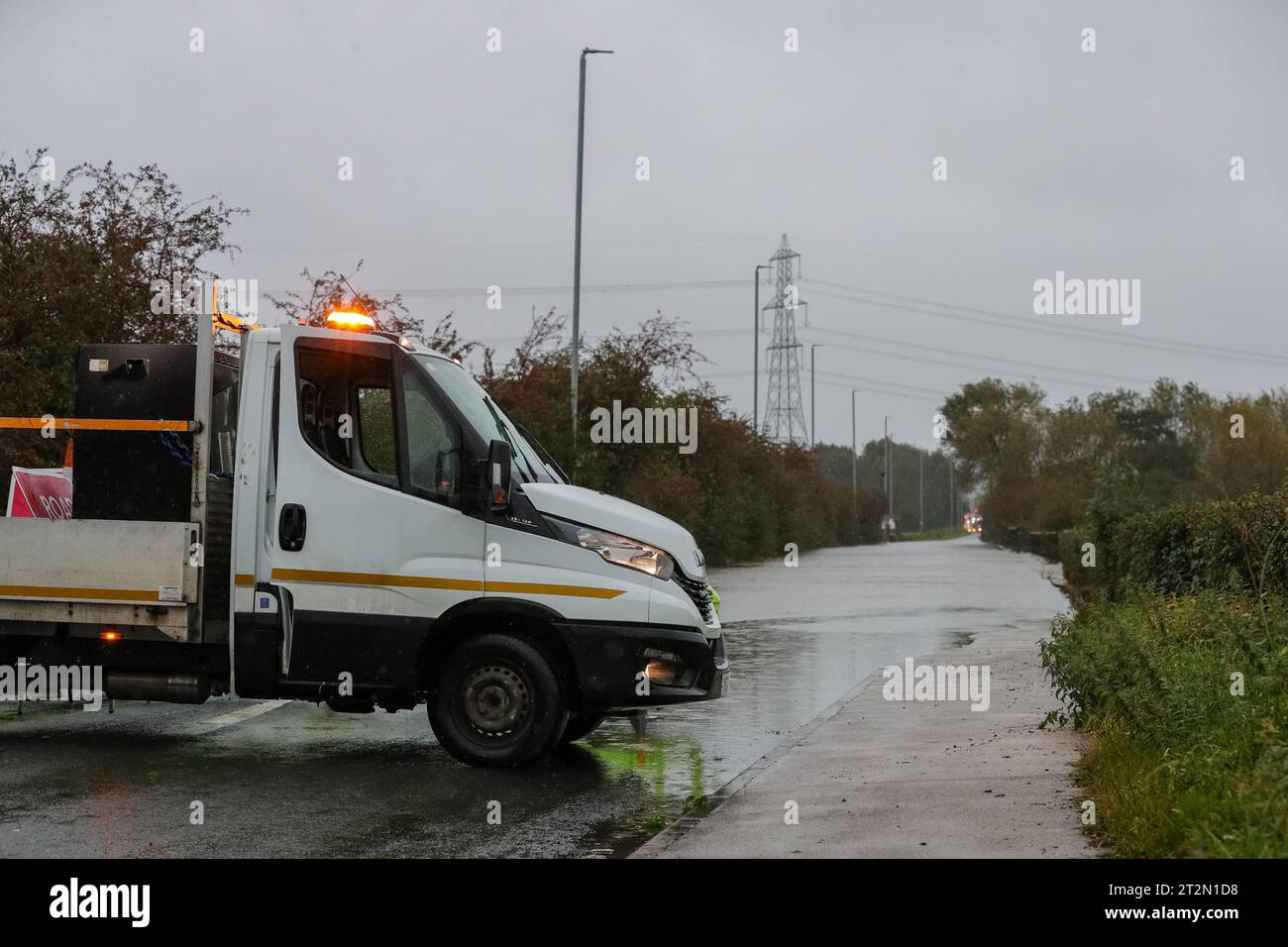 Eine Straße ist blockiert, um Menschen vor der Einfahrt in die Barnsdale Road in Leeds zu schützen, nachdem der Fluss Aire seine Ufer platzte, als Storm Babet in Allerton Bywater, Allerton Bywater, Großbritannien, 20. Oktober 2023 (Foto: James Heaton/News Images) Stockfoto