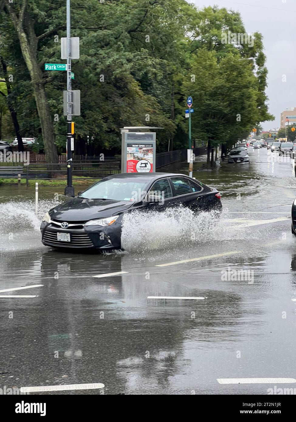 Autos „schweben“ durch überflutete Straßen rund um den Prospect Park, nachdem schwere Regenfälle durch die sich ändernden klimatischen Bedingungen an der Atlantikküste in den USA verursacht werden. Stockfoto