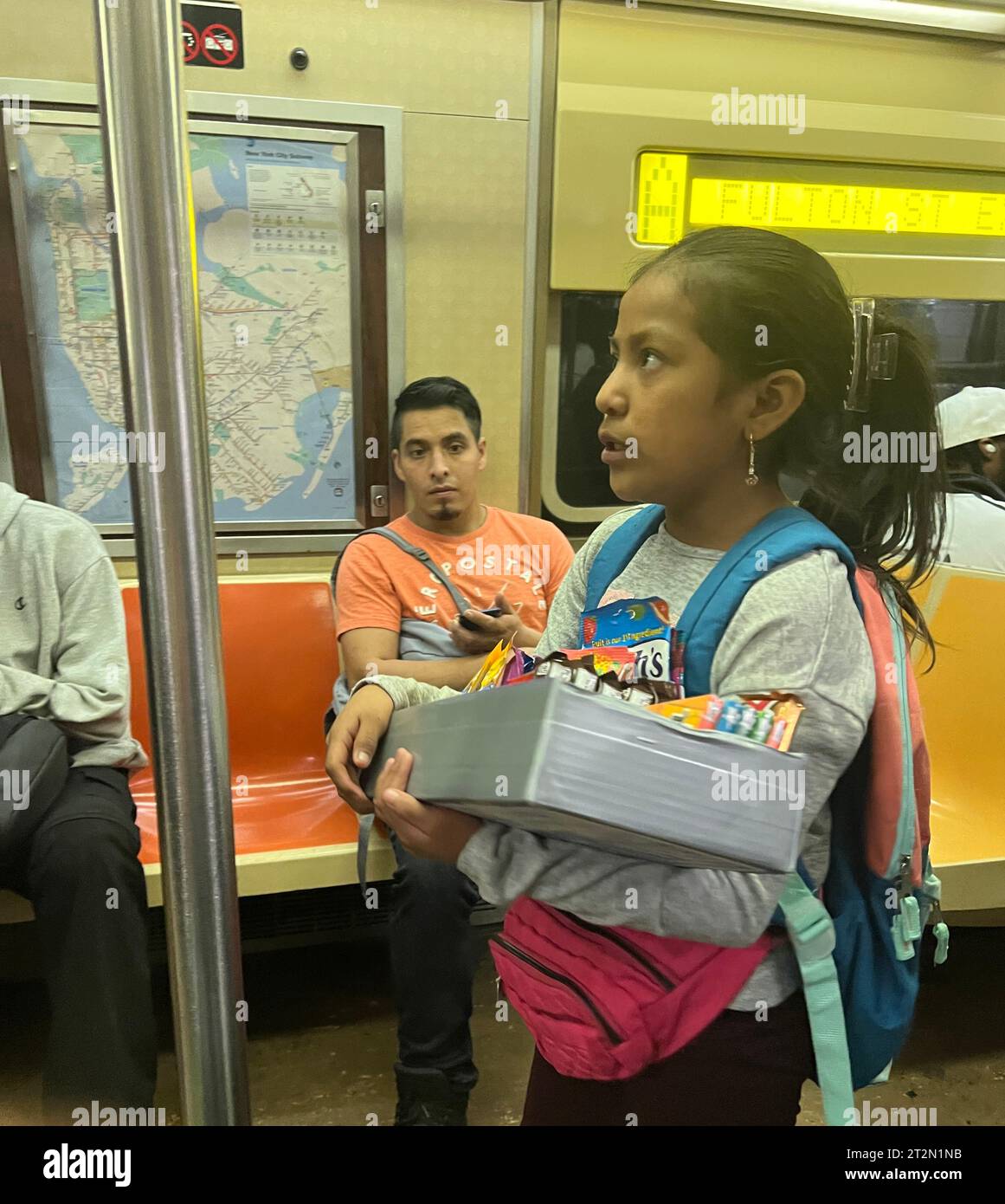 Ein nicht englischsprachiges hispanisches Kind ohne Papiere verkauft Süßigkeiten in einer New York City U-Bahn in Manhattan. Stockfoto