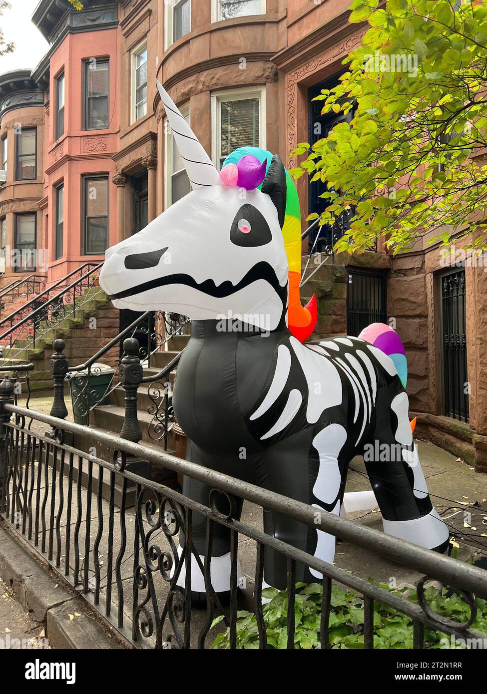 Halloween Unicorn im Vorgarten in einer Wohnstraße im Stadtteil Kensington von Brooklyn, New York. Stockfoto