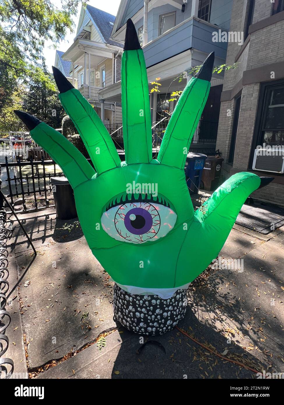 Halloween Hand mit dem „Wandering Eye“ im Vorgarten in einer Wohnstraße im Stadtteil Kensington in Brooklyn, New York. Stockfoto