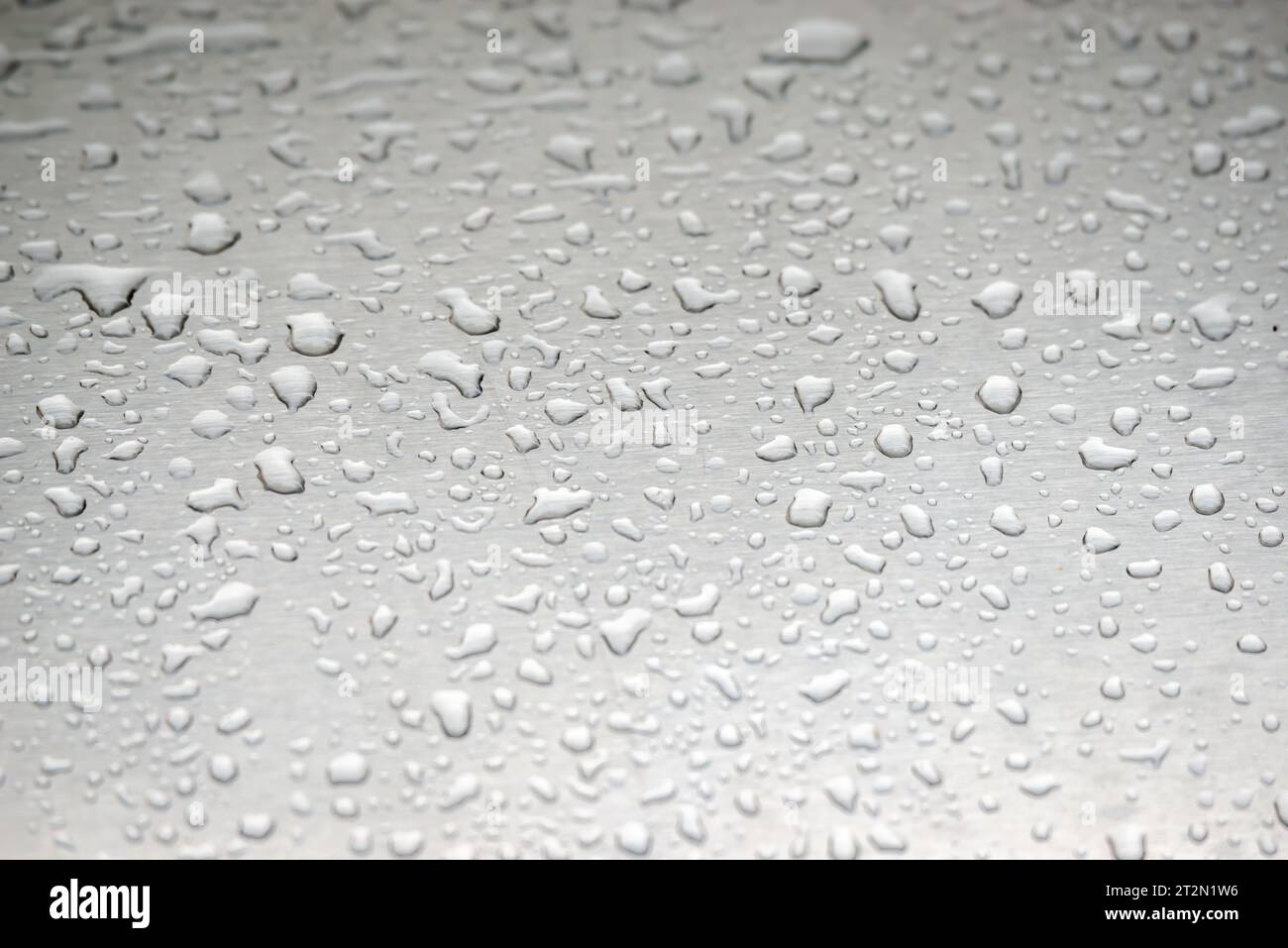 Regen fällt auf den Glashintergrund Stockfoto