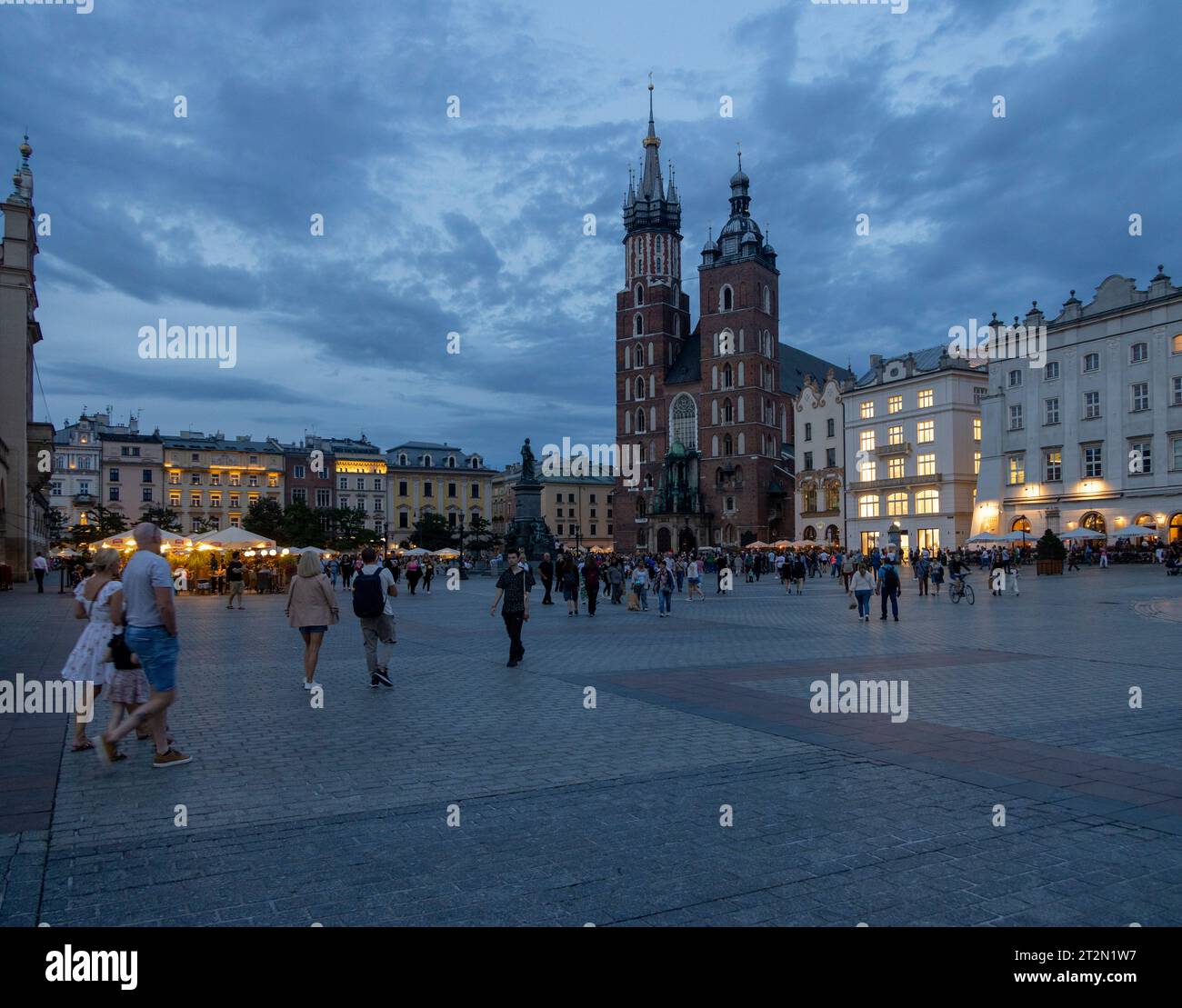 Marienkirche und Hauptmarkt in der Abenddämmerung in Kraków, Polen Stockfoto