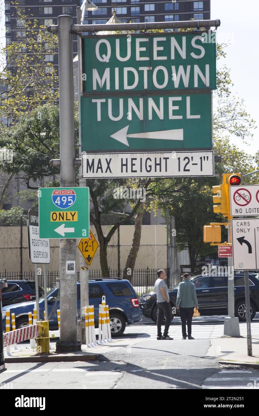 Eingang zum Queens Midtown Tunnel von der 2nd Avenue auf der Ostseite von Manhattan. Stockfoto