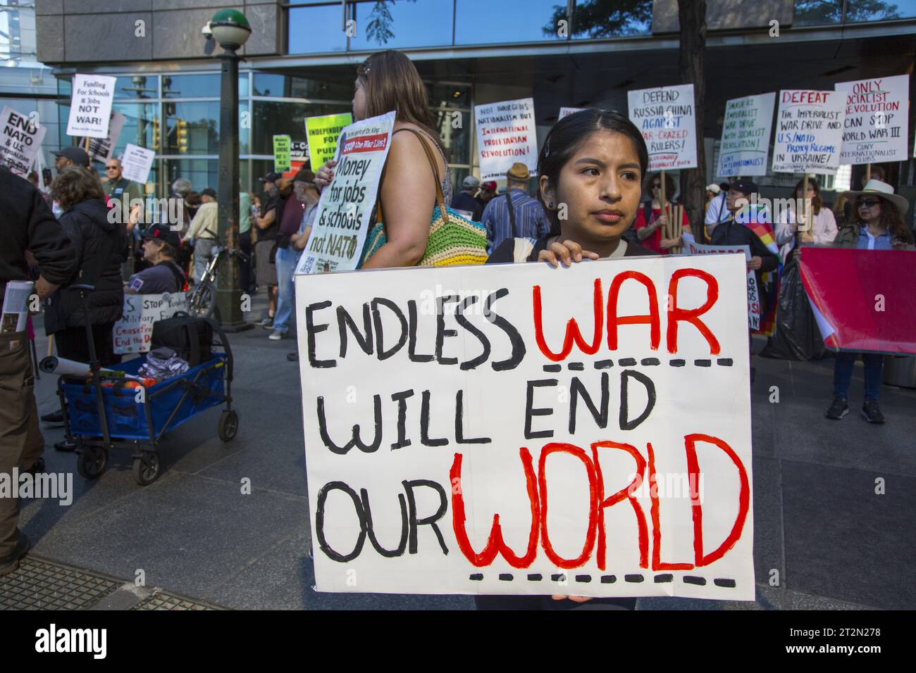 Anti-Militär- und Kriegsdemonstration, die Unterstützung bedürftiger Amerikaner fordert, bevor sie Millionen für die Ukraine ausgibt, die von einigen als Stellvertreterkrieg mit Russland angesehen wird. New York City. Stockfoto