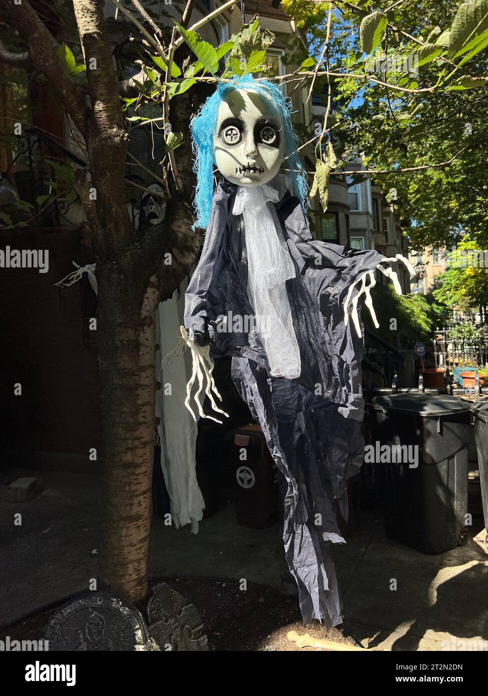 Geisterdekoration im Vorgarten in einer Wohnstraße zu Halloween in Brooklyn, New York. Stockfoto