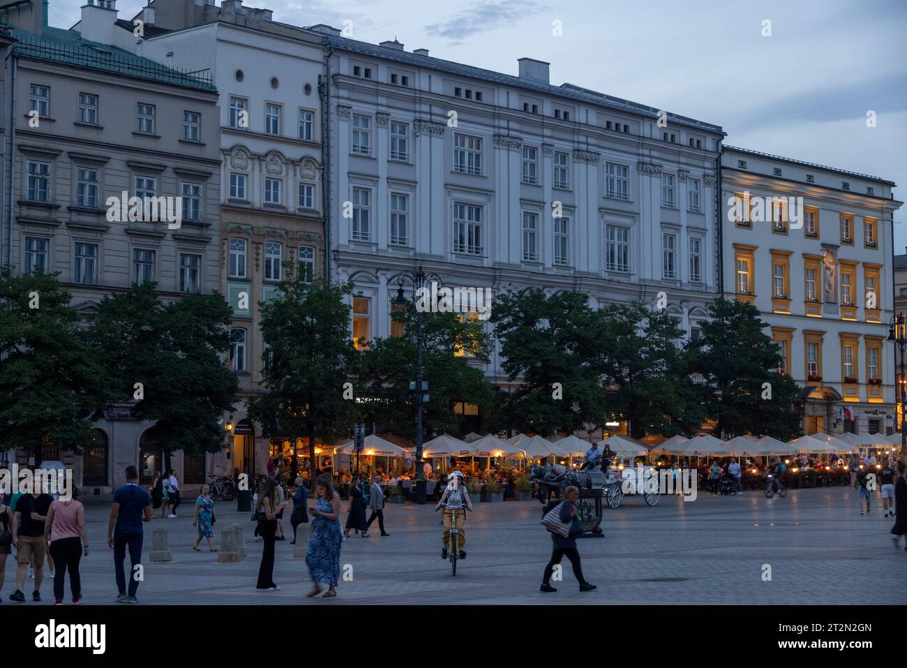 Restaurant neben dem Hauptmarkt in der Abenddämmerung in Kraków, Polen Stockfoto