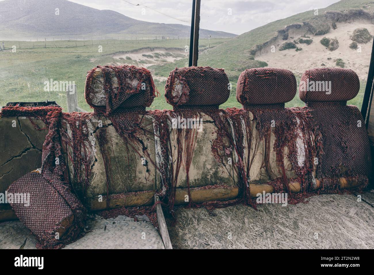 Der Scarista Bus ist ein alter, verlassener Bus zwischen den Dünen am Scarista Beach auf der Isle of Harris, der einst ein Schutzgebiet für Pfadfinder war. Stockfoto