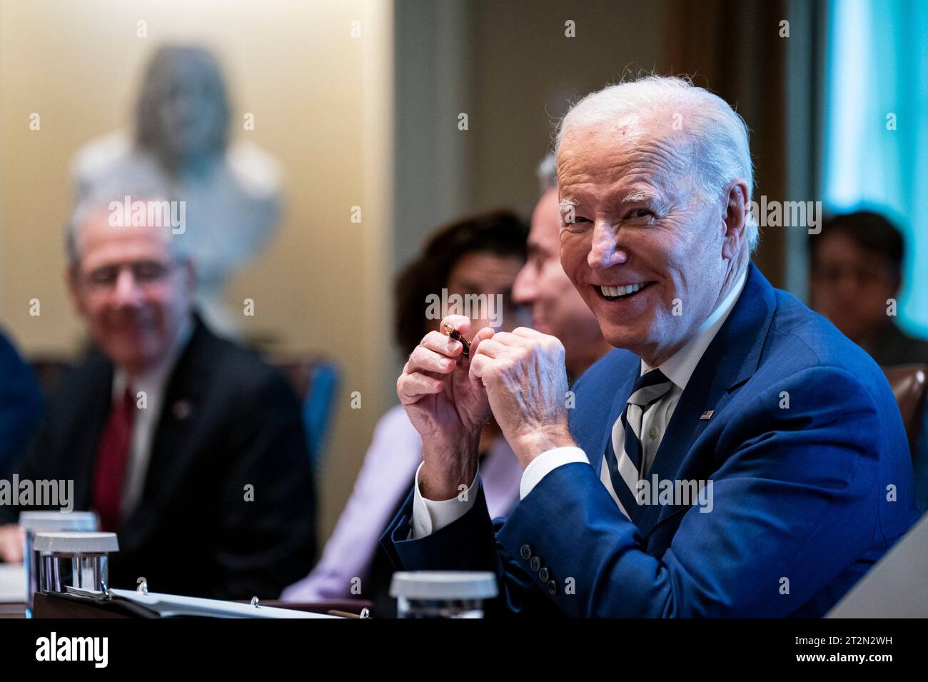 Washington, Usa. Oktober 2023. US-Präsident Joe Biden lächelt während eines Gipfeltreffens zwischen den USA und der EU unter der Leitung der Präsidentin der Europäischen Kommission Ursula von der Leyen und des Präsidenten des Europäischen Rates Charles Michel am Freitag, den 20. Oktober 2023, im Kabinettssaal des Weißen Hauses in Washington, DC. Die Verhandlungen über Zölle auf Stahl- und Aluminiumerzeugnisse werden fortgesetzt. Foto: Al Drago/UPI Credit: UPI/Alamy Live News Stockfoto