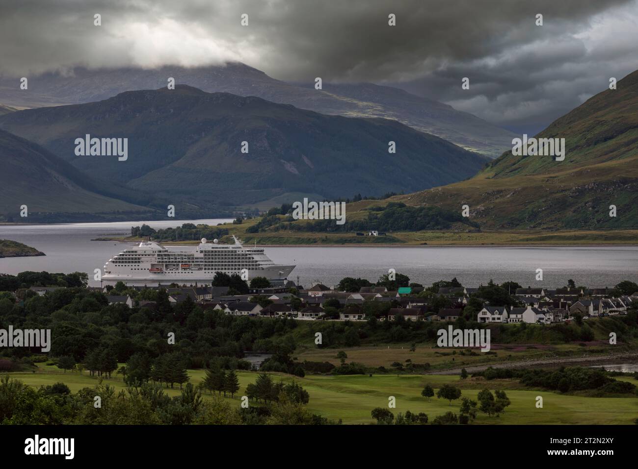 Ullapool in den schottischen Highlands ist ein wichtiger Fährhafen für die Äußeren Hebriden. Stockfoto