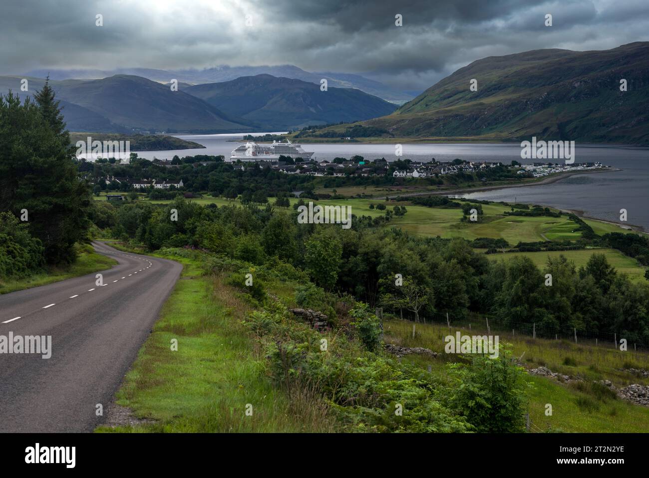 Ullapool in den schottischen Highlands ist ein wichtiger Fährhafen für die Äußeren Hebriden. Stockfoto