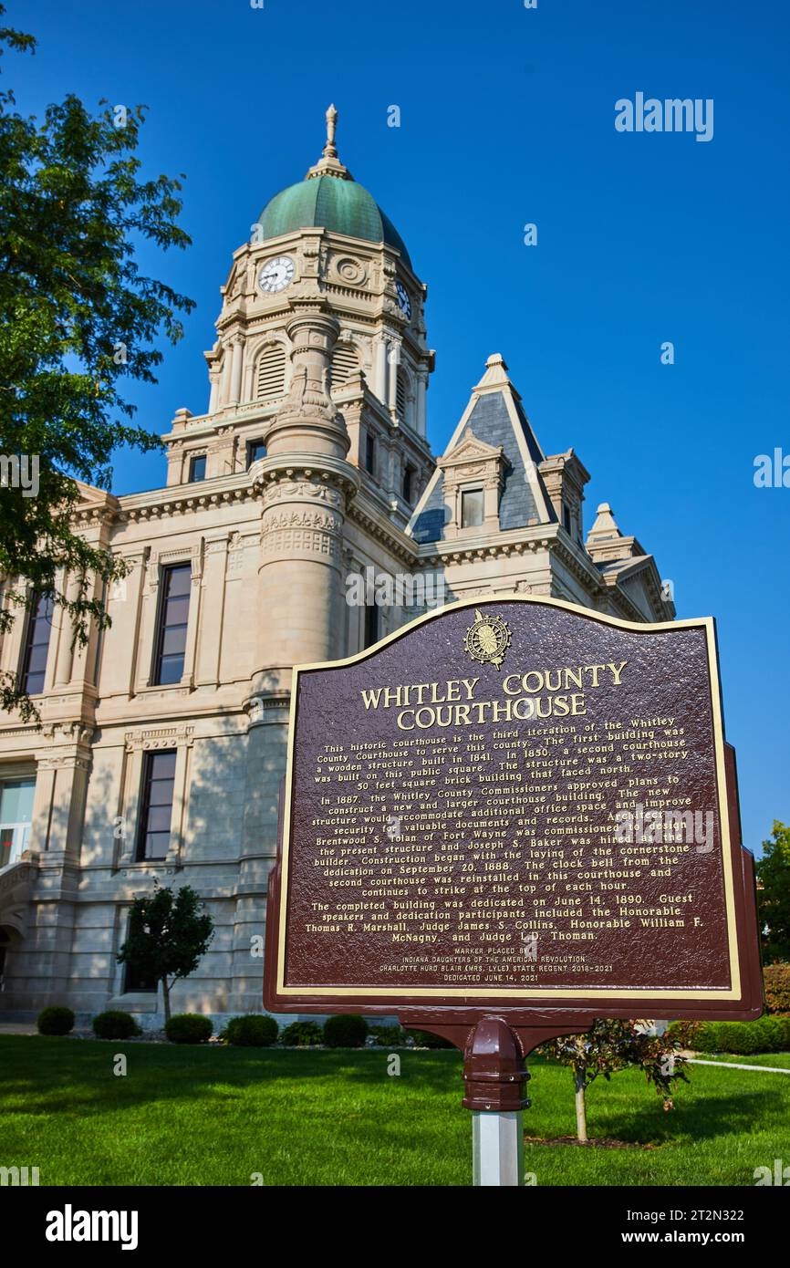 Whitley County Courthouse mit Schild vorne an sonnigen Sommertagen Stockfoto