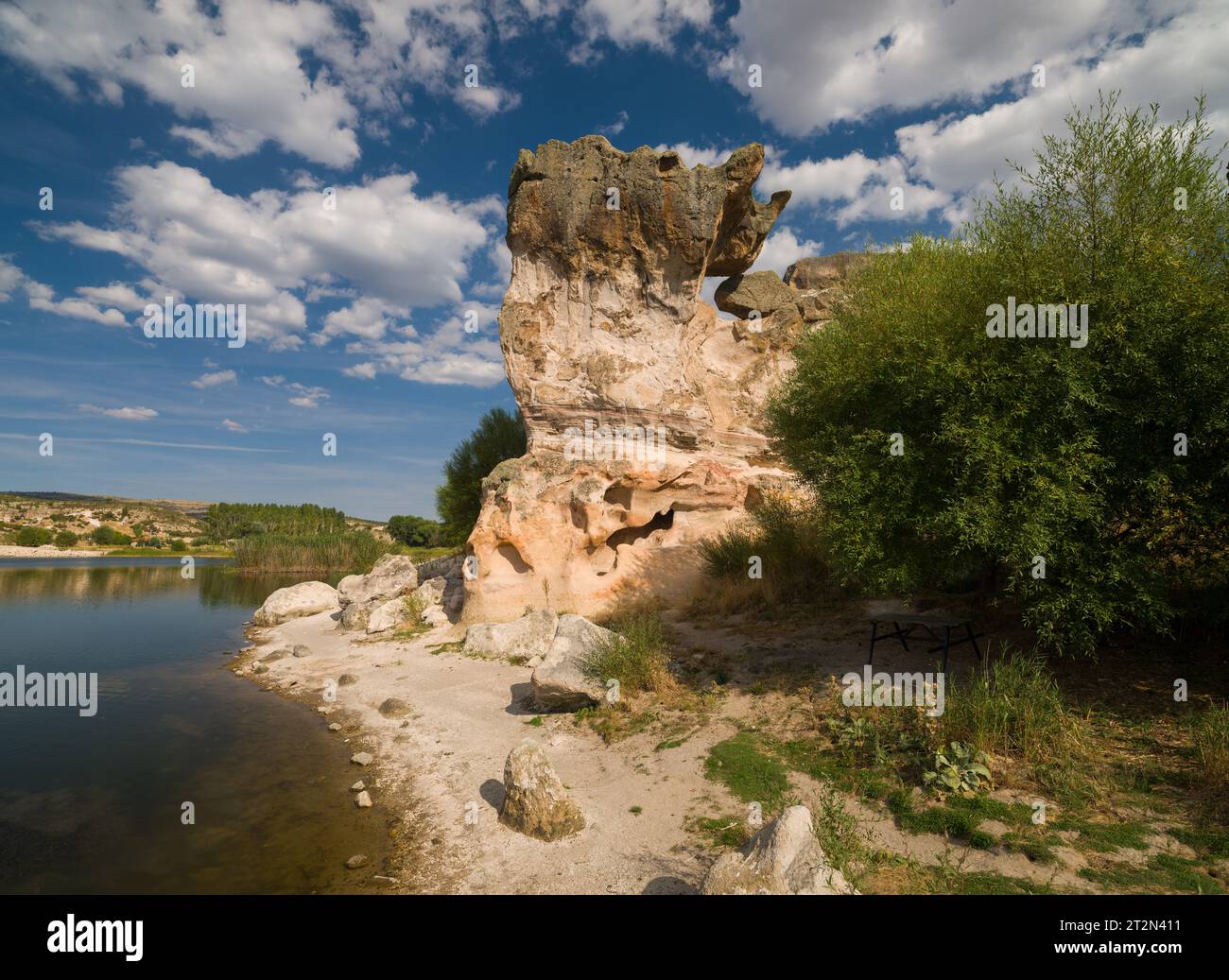 Historische Forty Treppen Rock und Phrygian Rock Chambers am Lake Emre. Phrygisches Tal. Reiseziele in der Türkei. Ihsaniye Bezirk, Afyonkarahisa Stockfoto